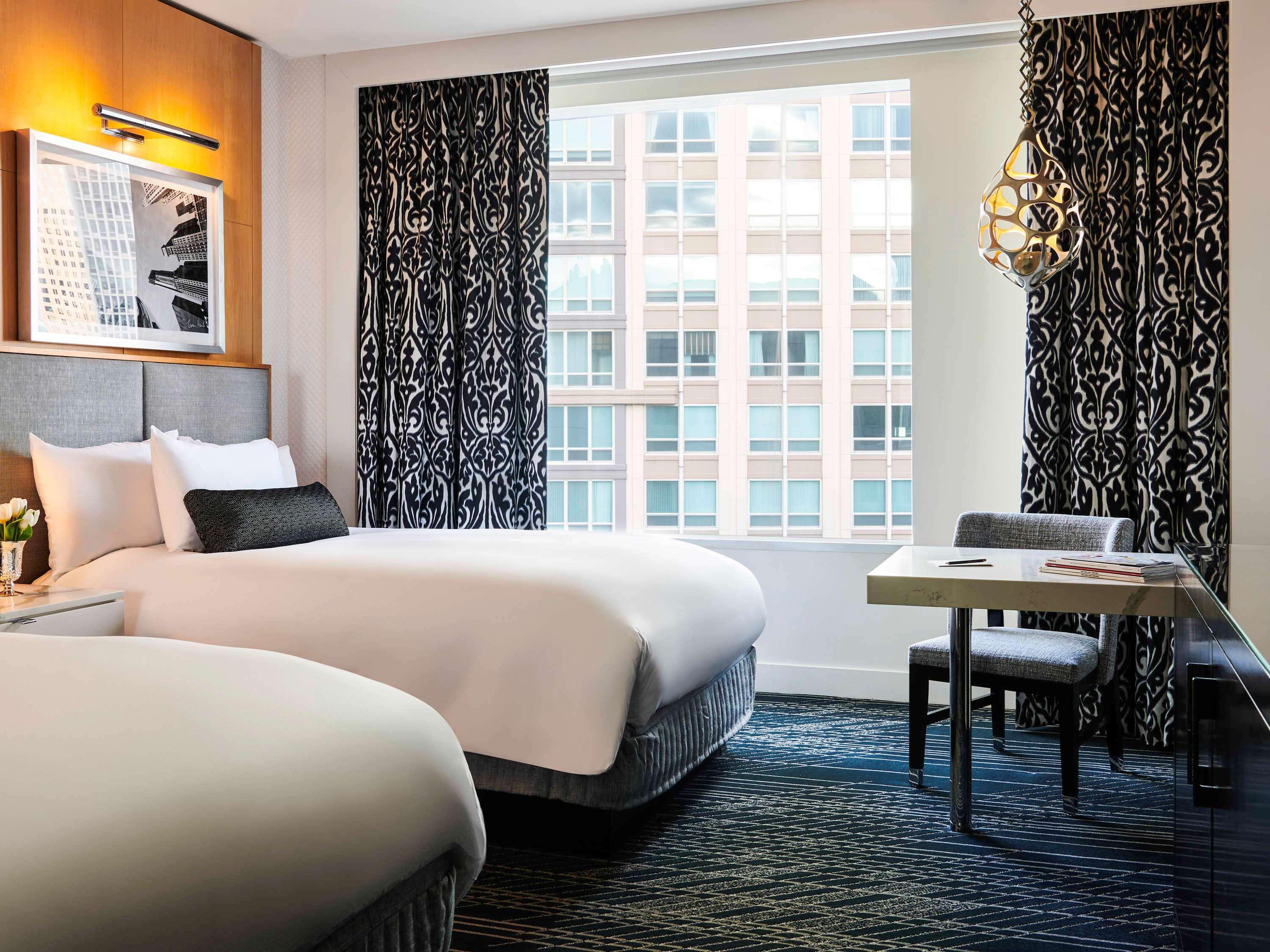 Готель Sofitel Chicago Magnificent Mile Екстер'єр фото A guest room at the Hotel Commonwealth