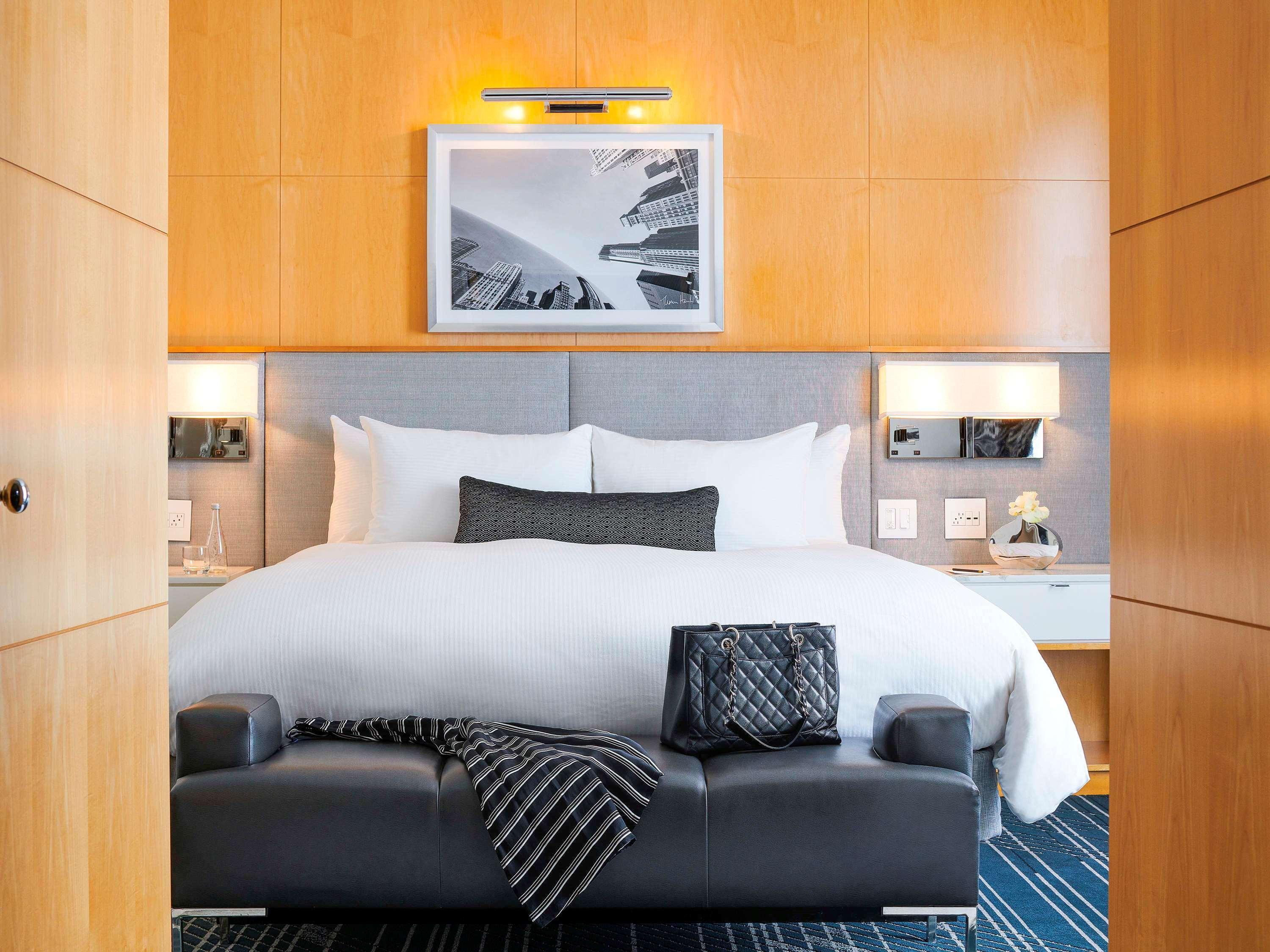 Готель Sofitel Chicago Magnificent Mile Екстер'єр фото A bedroom at the Mandarin Oriental, Washington DC