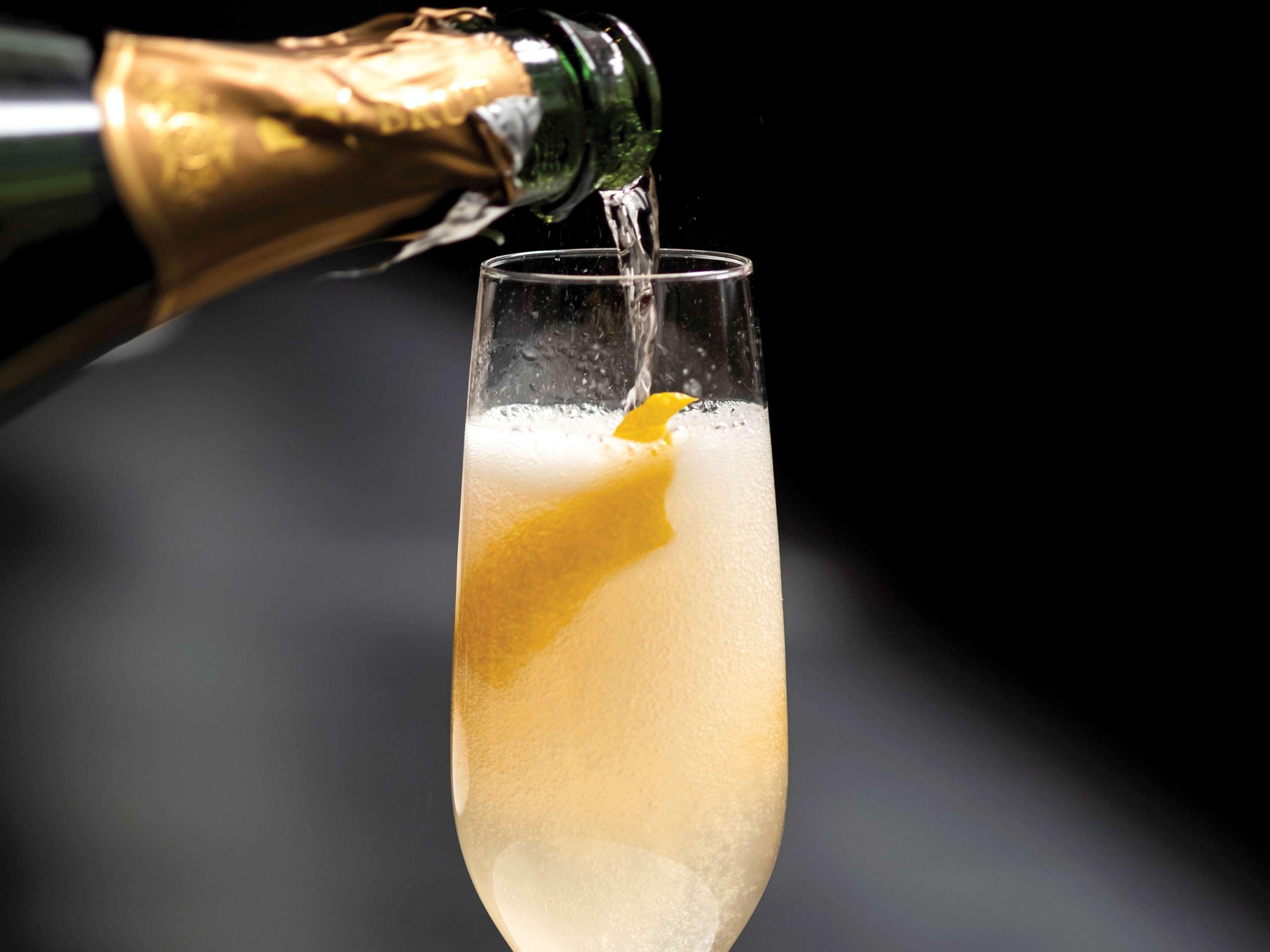 Готель Sofitel Chicago Magnificent Mile Екстер'єр фото Champagne being poured