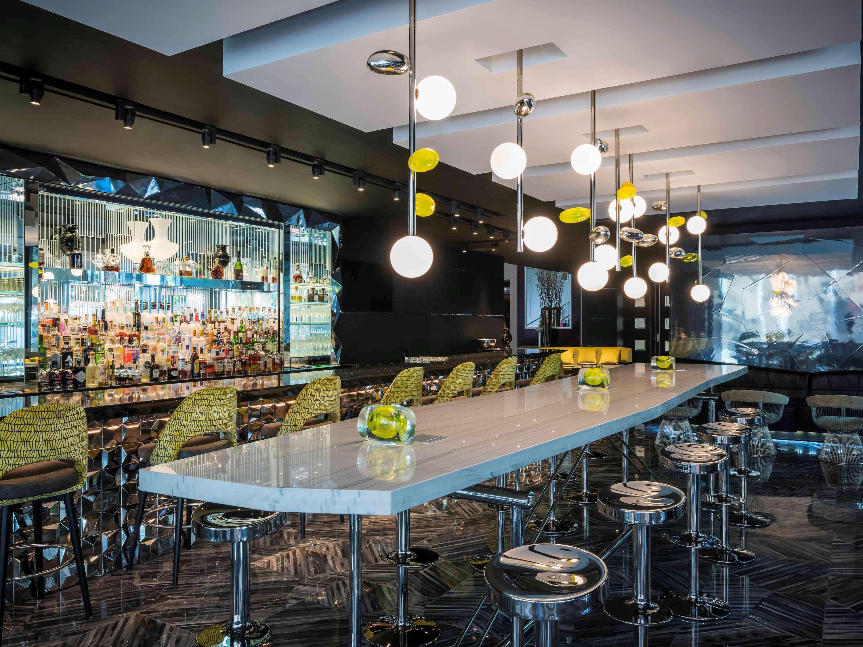 Готель Sofitel Chicago Magnificent Mile Екстер'єр фото The bar at the 2012-opened lounge