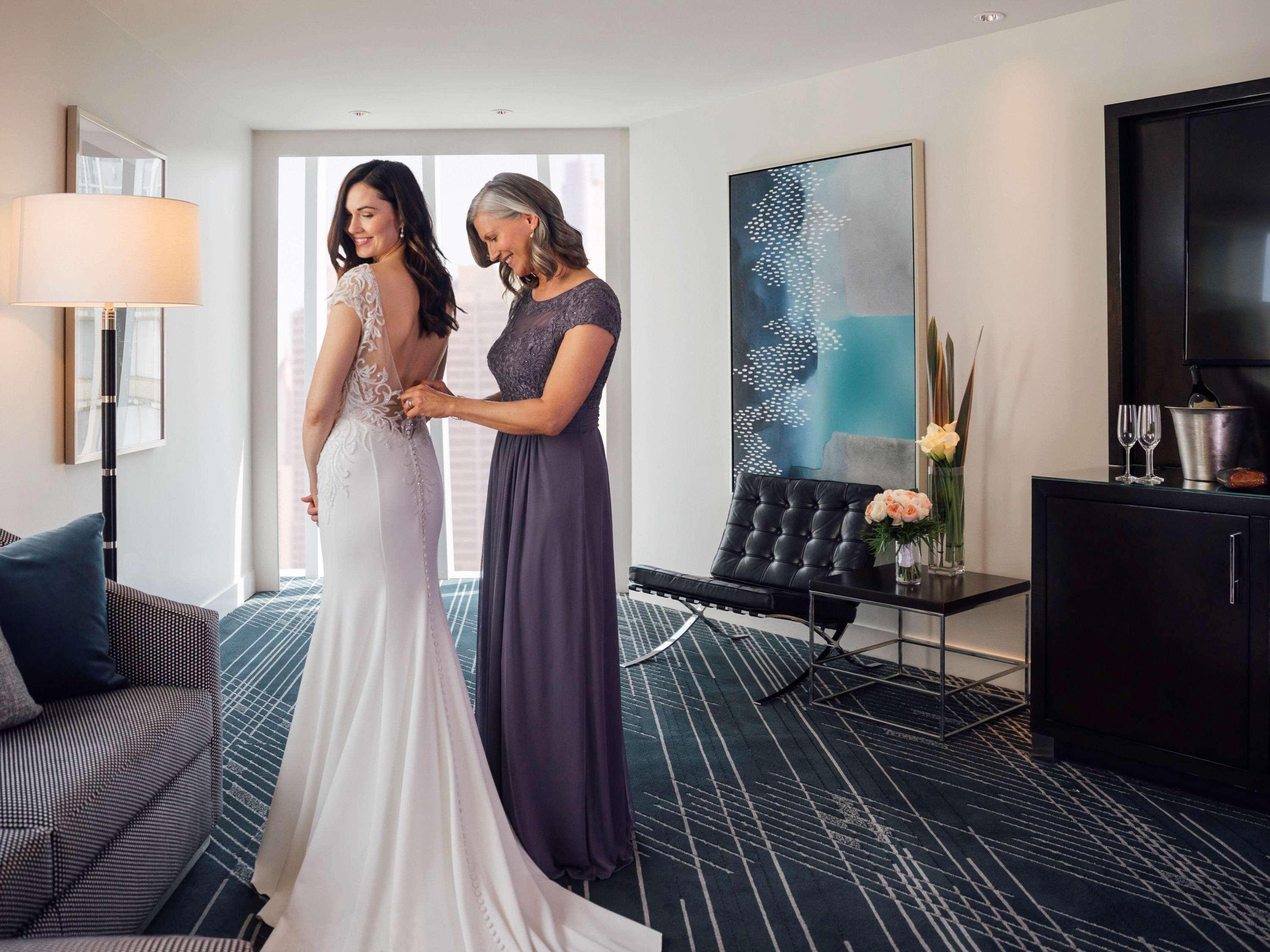 Готель Sofitel Chicago Magnificent Mile Екстер'єр фото A mother helping her daughter get ready for her wedding