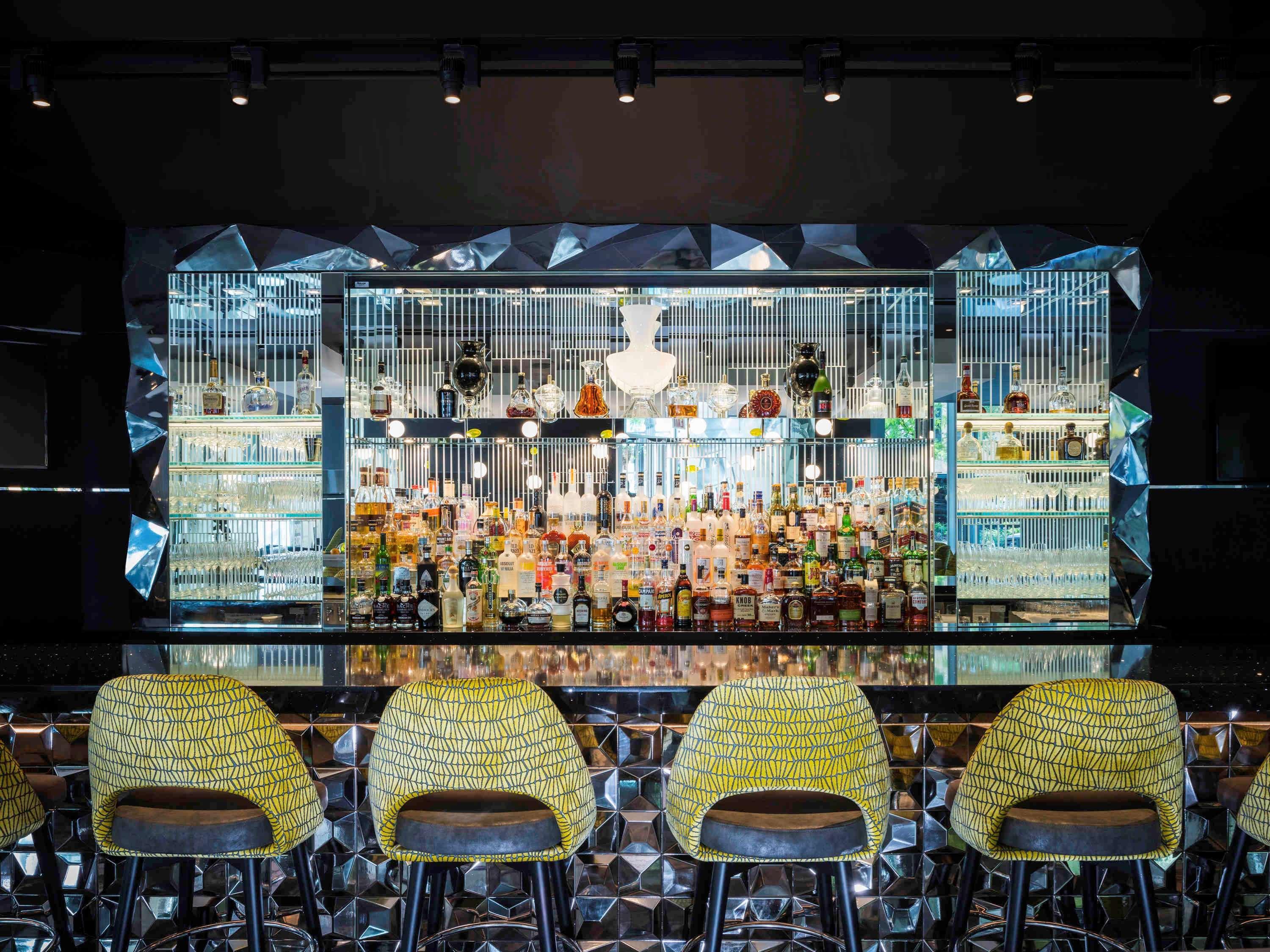 Готель Sofitel Chicago Magnificent Mile Екстер'єр фото The bar at the 100A restaurant