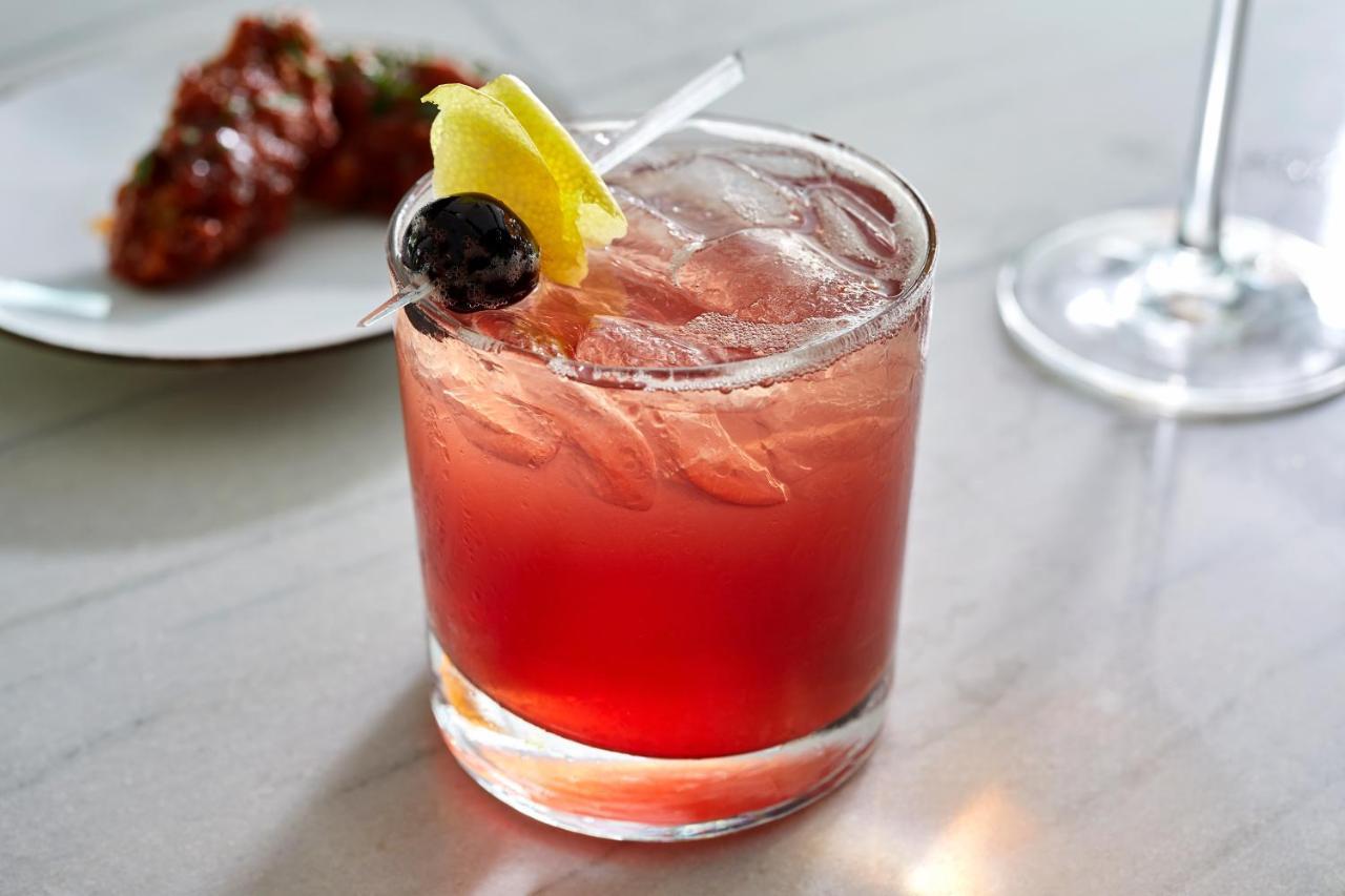 Готель Sofitel Chicago Magnificent Mile Екстер'єр фото A Clover Club cocktail
