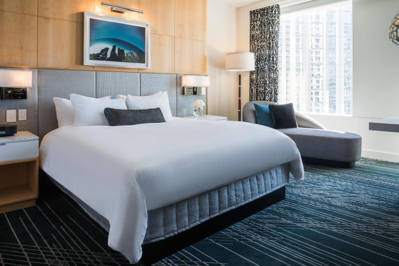 Готель Sofitel Chicago Magnificent Mile Екстер'єр фото A guest room at the Hilton San Francisco