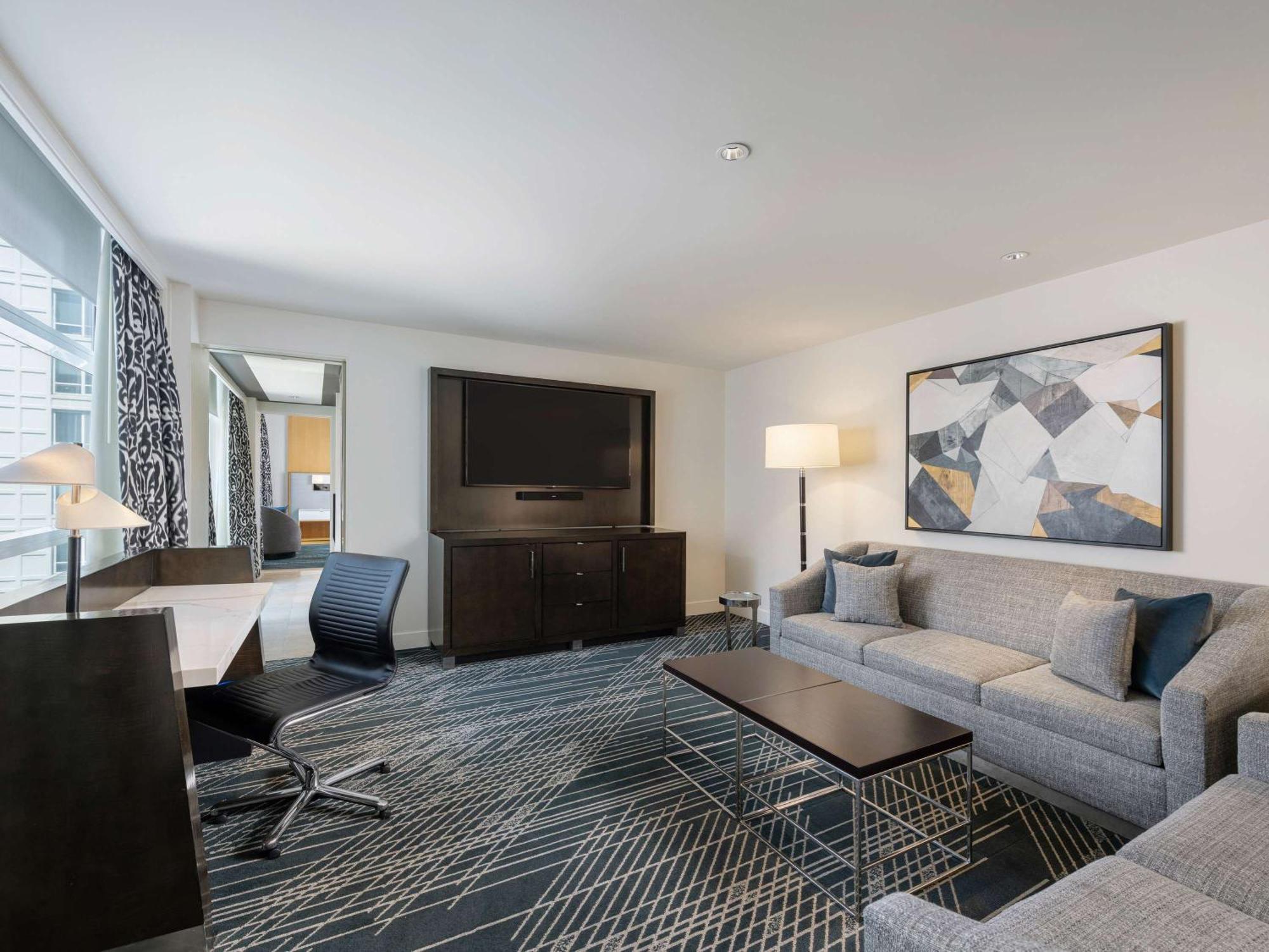 Готель Sofitel Chicago Magnificent Mile Екстер'єр фото Living room of a suite at the Hilton San Francisco Union Square