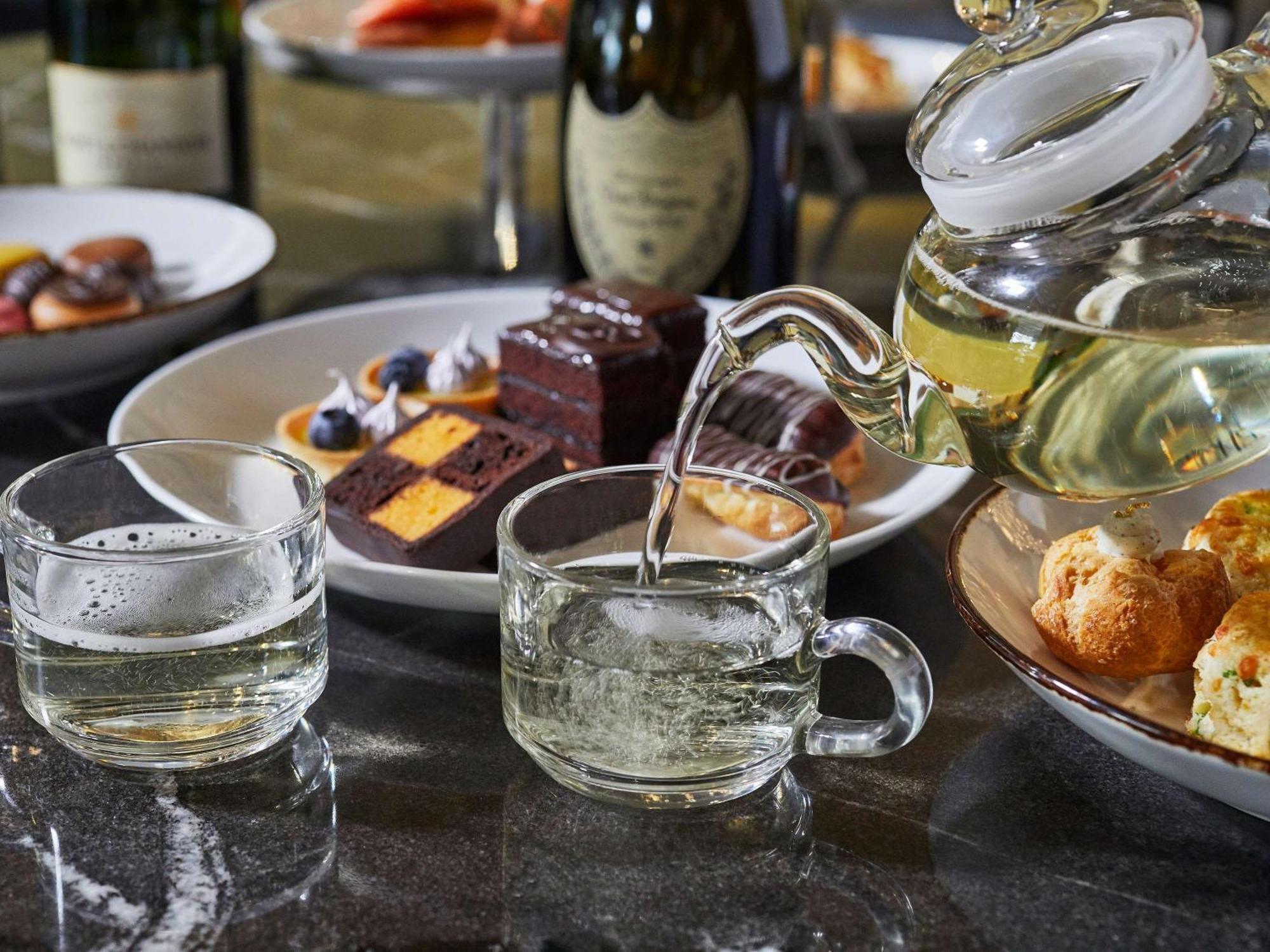 Готель Sofitel Chicago Magnificent Mile Екстер'єр фото A glass of Champagne being poured