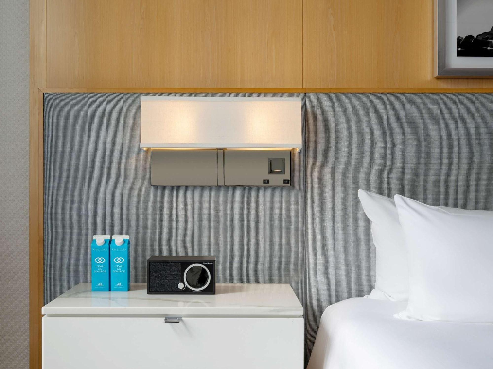 Готель Sofitel Chicago Magnificent Mile Екстер'єр фото A bedside table with a built-in alarm clock